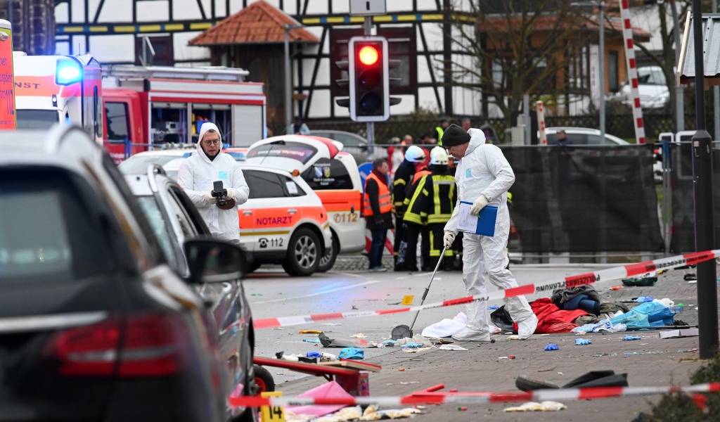 Vehículo embiste desfile de carnaval en Alemania y deja varios heridos