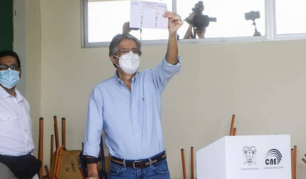 Guillermo Lasso votó y agradeció al país por su apoyo
