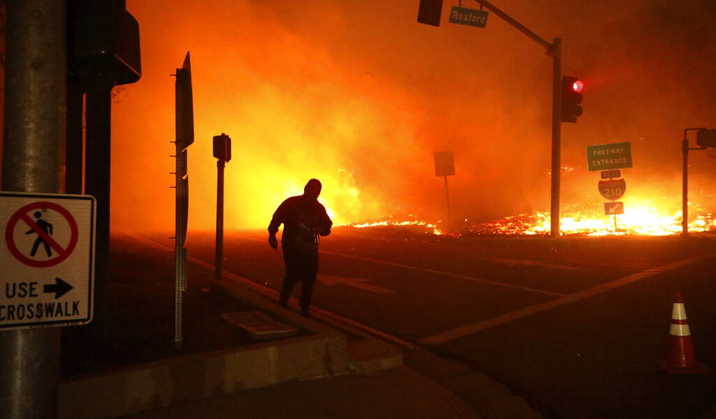 100.000 desalojados por incendio en California