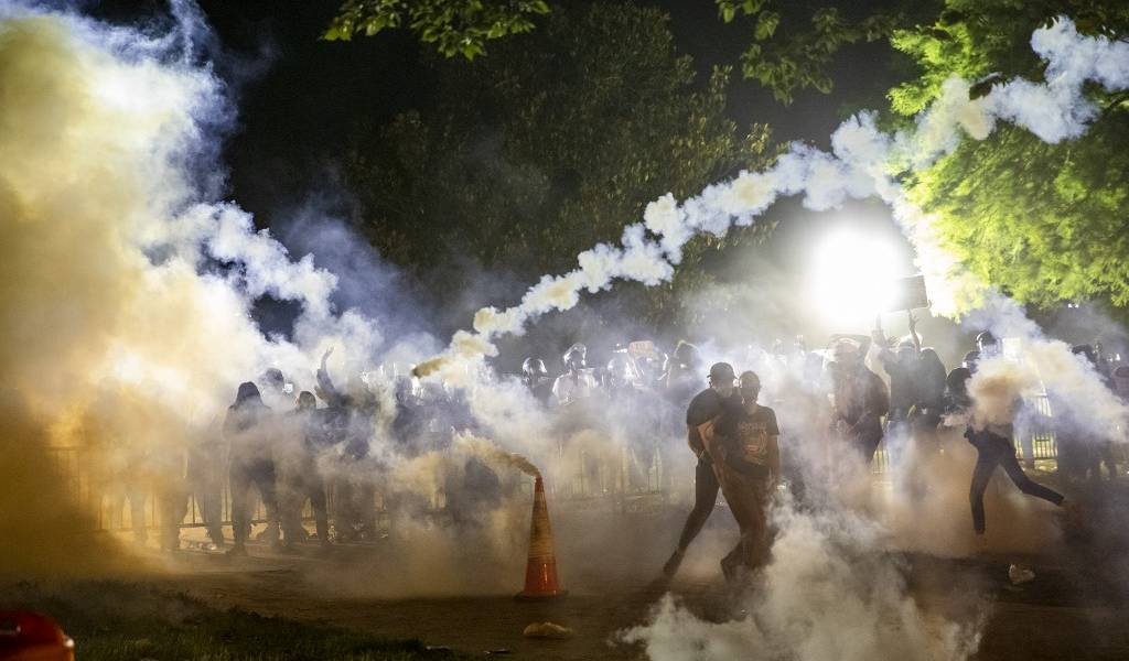 Disturbios marcan sexta jornada de protestas contra el racismo en EEUU