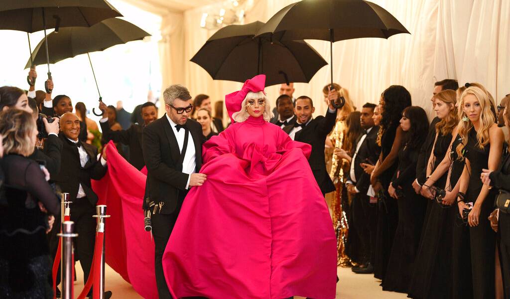 Lady Gaga hace show en la gala del Met