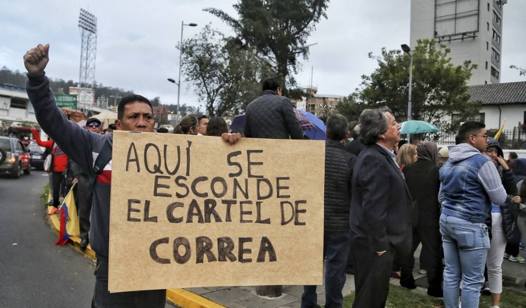 Protección de México a correístas desata protestas