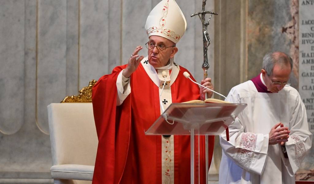 El papa Francisco celebra la misa de domingo de Ramos sin fieles