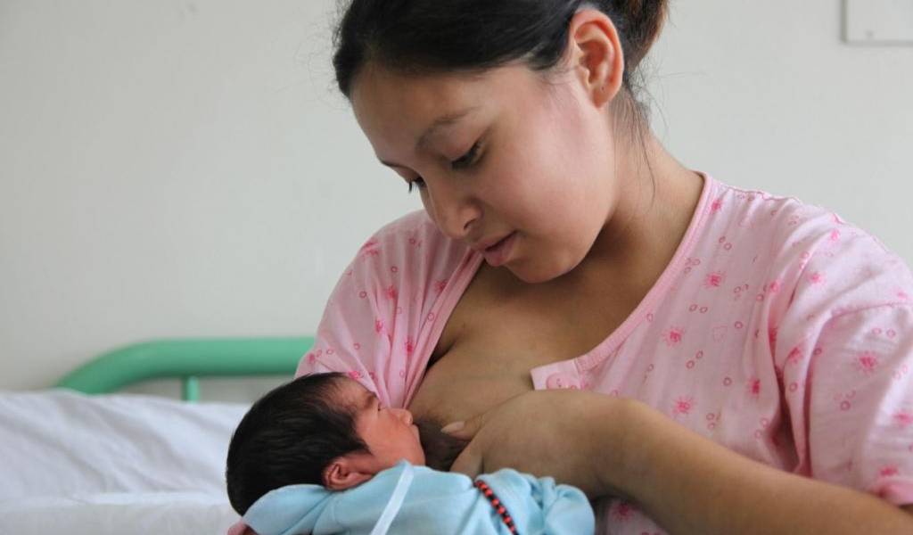 Presidente Correa plantea ampliar a 12 meses permiso de maternidad