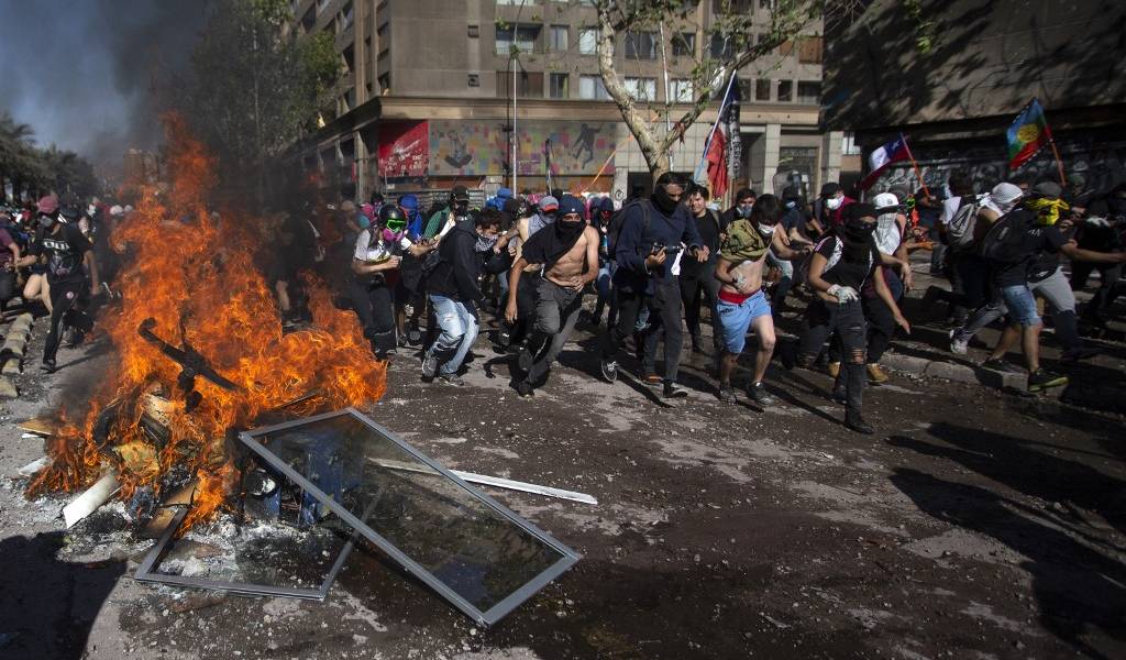 Saqueos e incendios aumentan crisis social en Chile