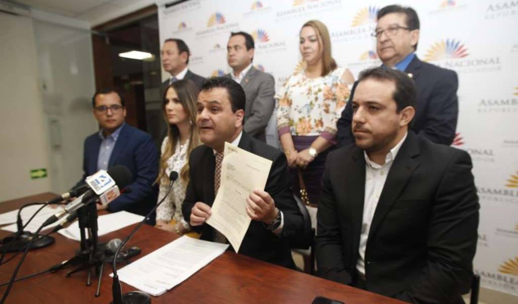 Asambleístas denuncian nexos con Seguros Sucre