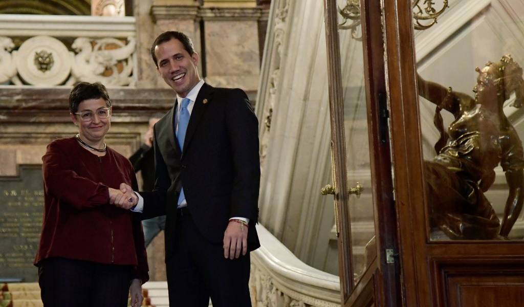España busca callar críticas y ofrece su respaldo a Guaidó