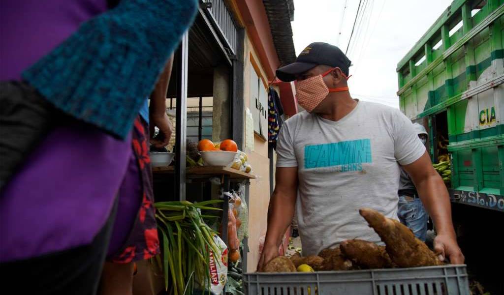 Gremio de médicos sugiere &quot;no pasar&quot; a la fase de distanciamiento en Ecuador