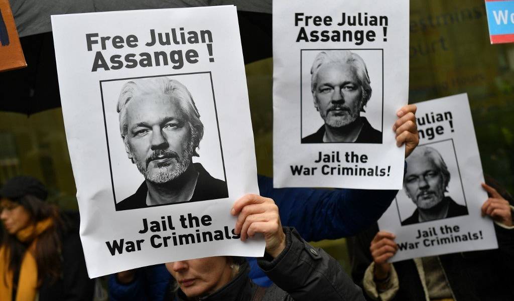 Assange aparece desorientado en comparecencia