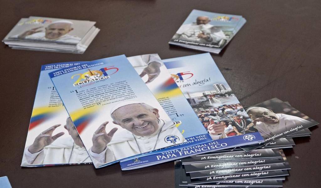 Estudiantes arman con entusiasmo los kits para la venida del papa