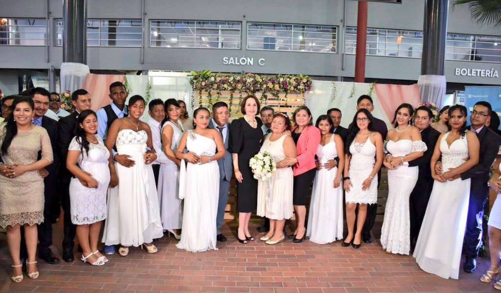 32 parejas se casaron en boda colectiva en Centro de Convenciones