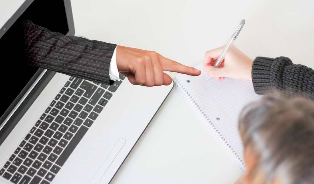 Docente de la Universidad Central reacciona violentamente en clase virtual