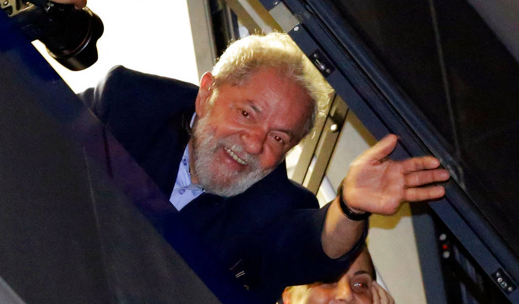 Lula realiza primer contacto con sus seguidores desde la cárcel de Curitiba