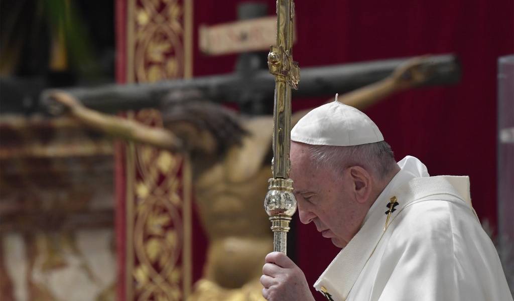 El papa homenajeó a curas que murieron consolando a enfermos de coronavirus