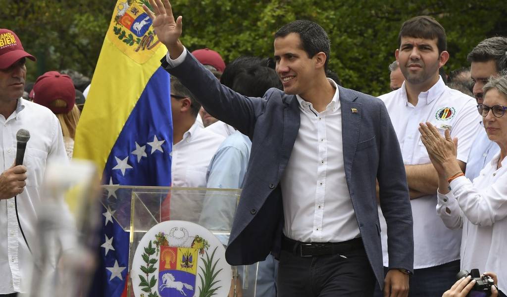 Opositores se concentran en repudio a Maduro