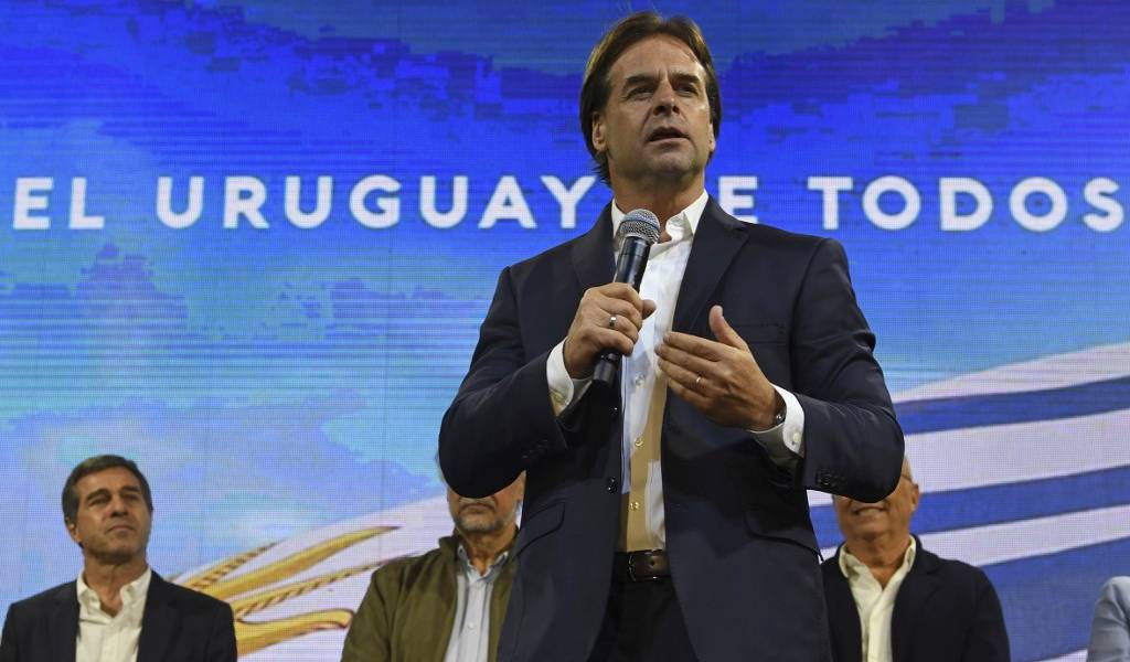 Uruguay: Candidato oficialista reconoce victoria de Lacalle