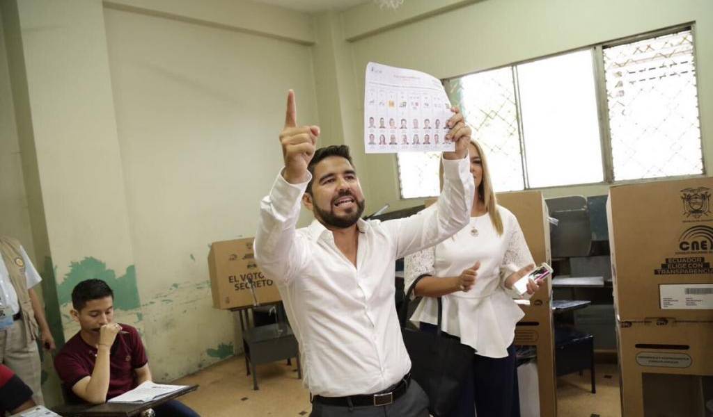 Candidato Dalo Bucaram votó en la Universidad de Guayaquil