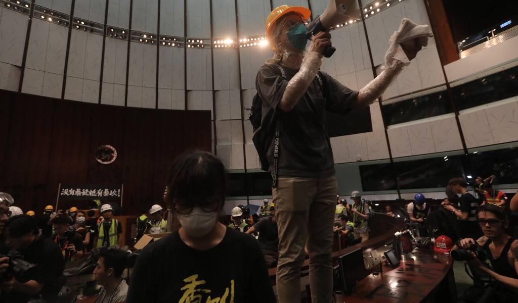 Manifestantes irrumpen en Parlamento de Hong Kong