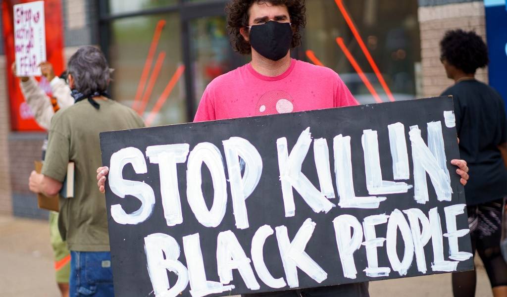 Expulsan a 4 policías por la muerte de un afroamericano al ser detenido