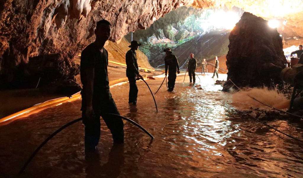 Rescatados los 12 niños y el entrenador atrapados en cueva inundada de Tailandia