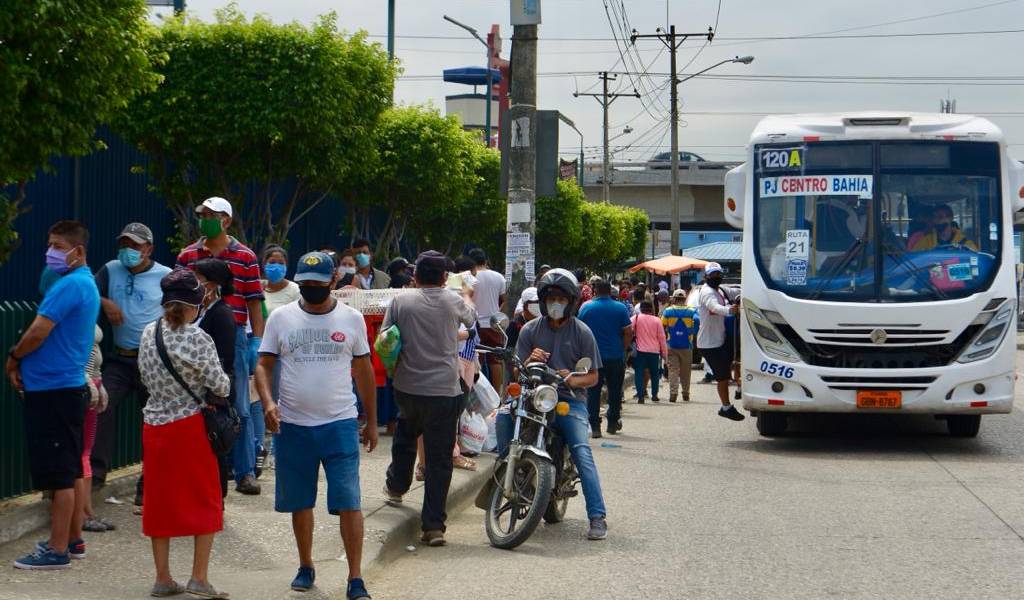Aglomeraciones en transporte público de Guayaquil en segundo día de semáforo en amarillo