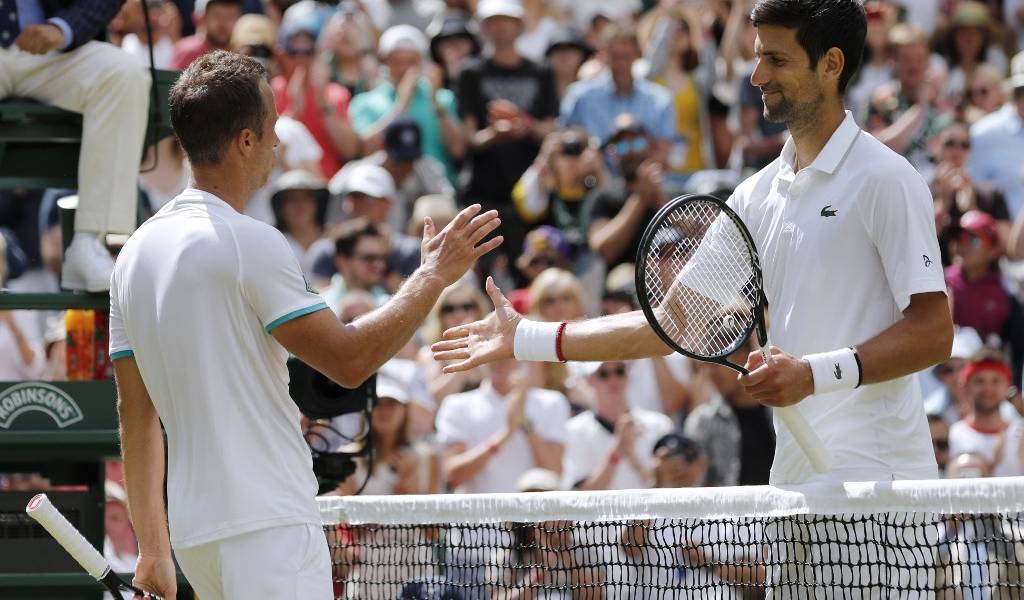 Djokovic y Anderson inician Wimbledon con victorias contundentes