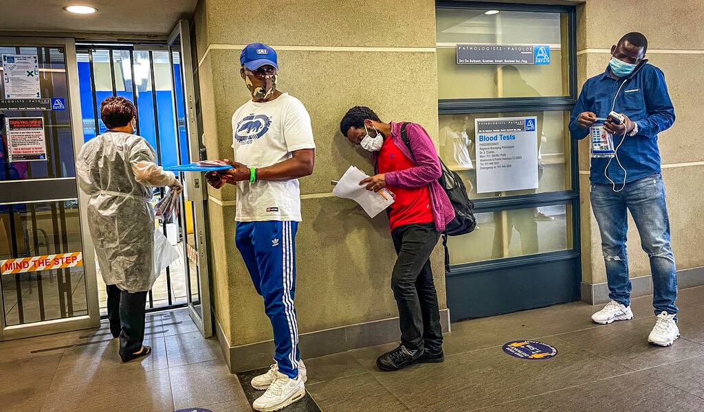 Surge nueva variante del coronavirus en Sudáfrica distinta a la de Reino Unido