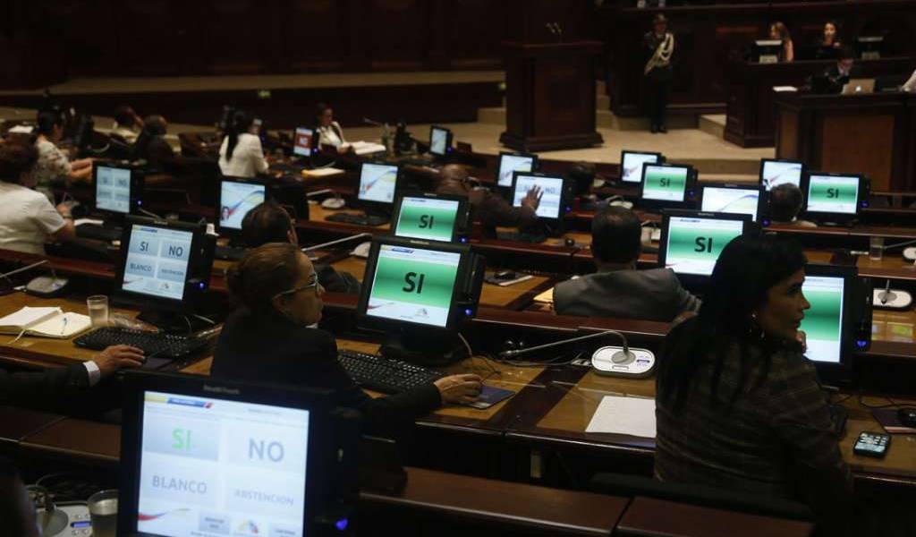 Suspenden sesión para destitución de Espín y Vallejo