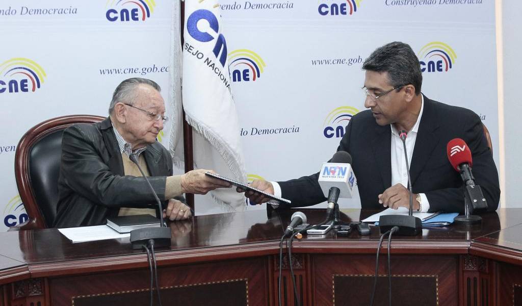 Sociedad Patriótica entregó propuesta de consulta popular al CNE