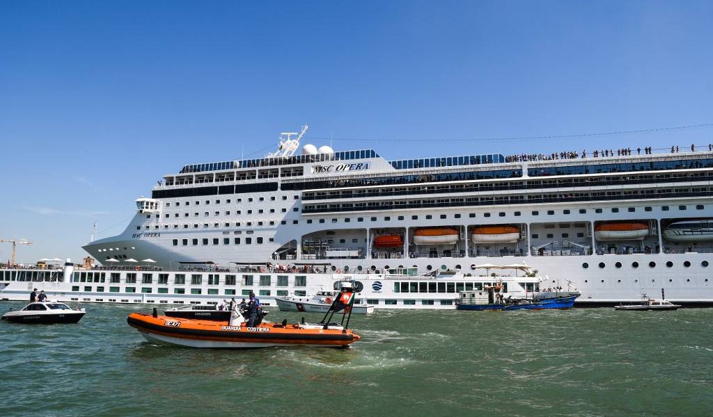 Pánico en Venecia por un crucero fuera de control