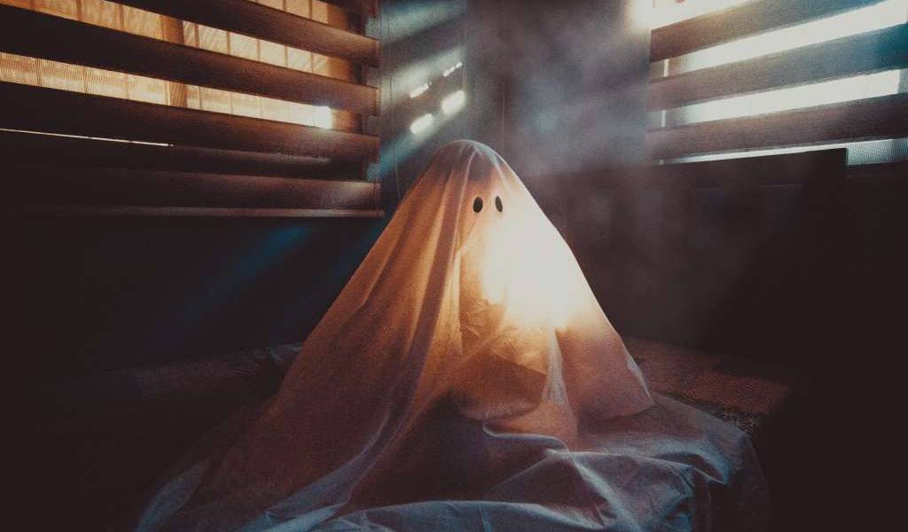 Captan “fantasma” en la ventana de “casa embrujada”