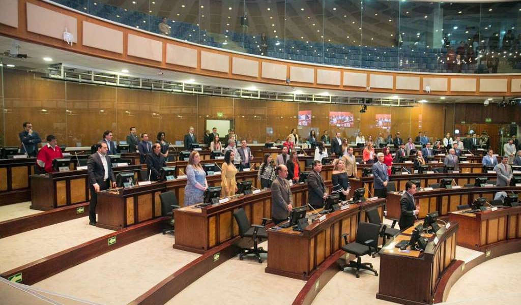 Asamblea tratará el jueves renuncia de Vicuña