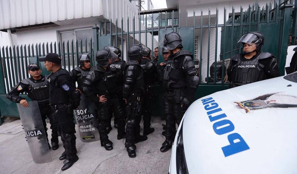 Fiscal y personal de Criminalística entraron a Contraloría en Quito para investigaciones