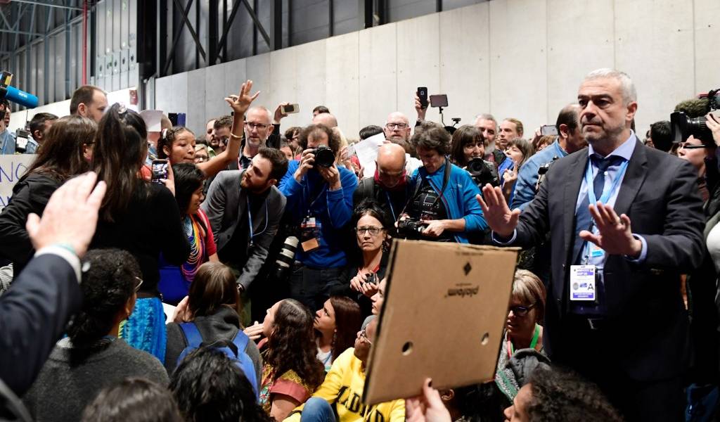 Activistas del clima protestan y los expulsan de la COP25