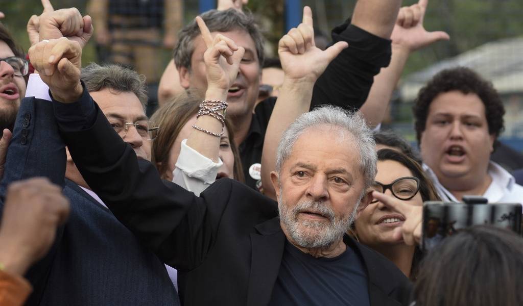 Lula sale de prisión, ovacionado por sus partidarios