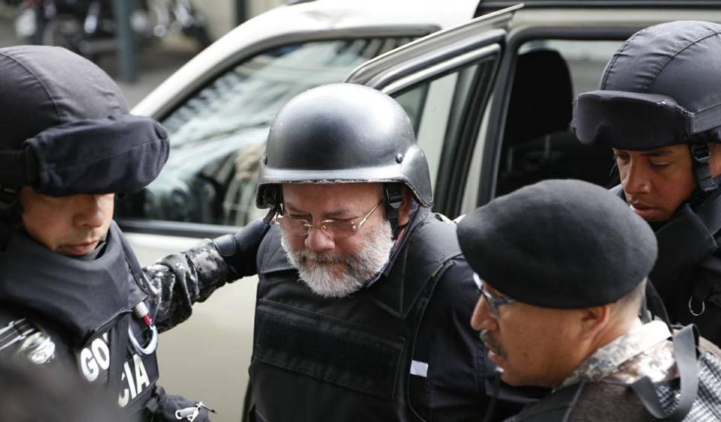 Carlos Pareja Yannuzzelli acude a Fiscalía con casco, chaleco y esposado
