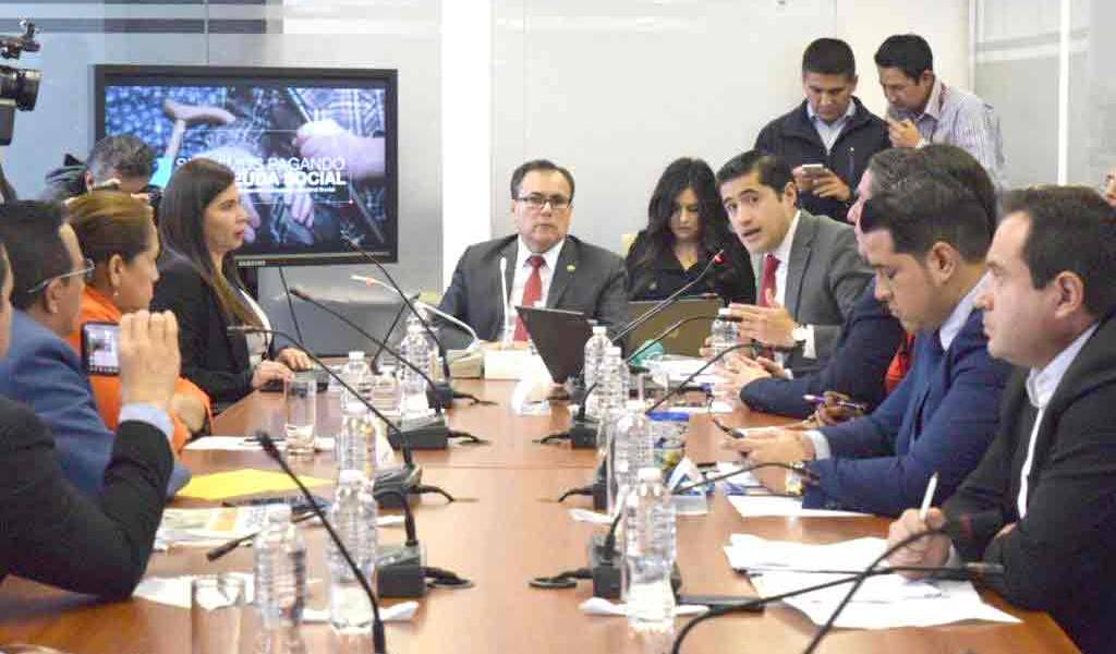 Martínez acude a la Asamblea entre reclamos de jubilados