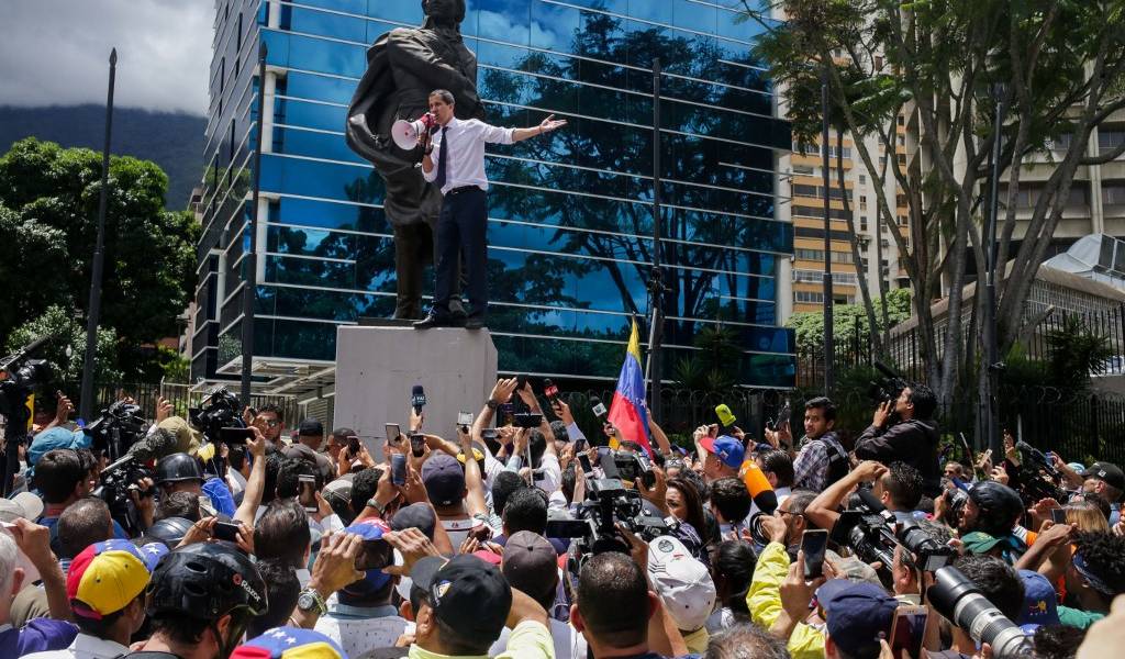 Guaidó pide &quot;seguir en calles&quot; ante &quot;muralla&quot; de Maduro