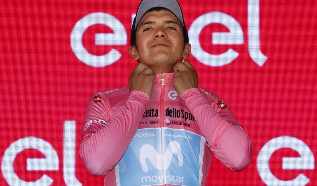 En Quito visten de rosa estatuta de ciclista en honor a Carapaz
