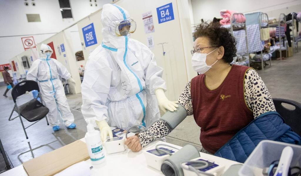 Más de 2.100 muertos por coronavirus en China, pero disminuyen los nuevos casos