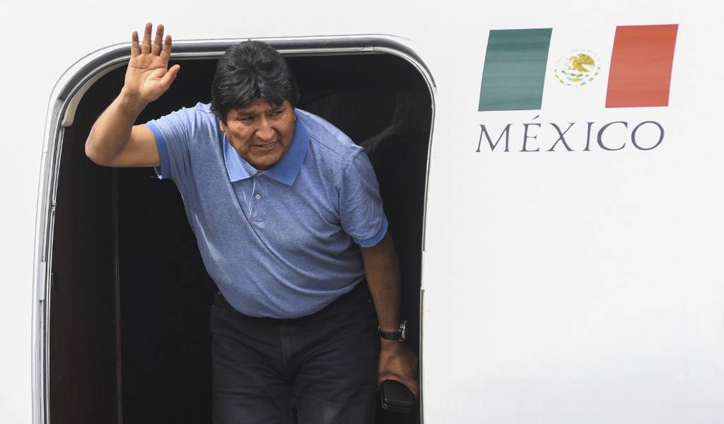 Evo Morales arriba a México como asilado político