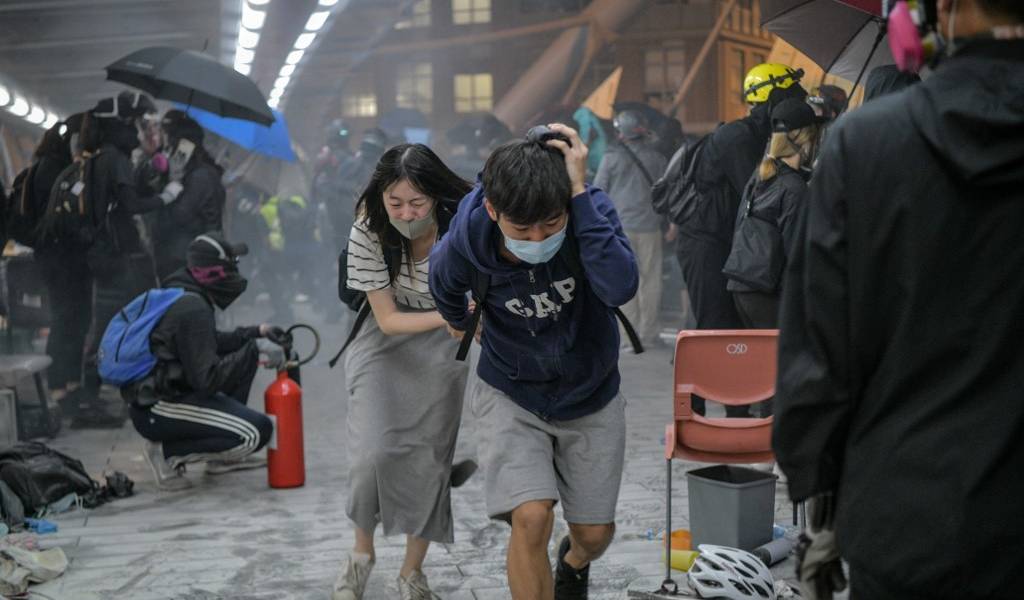 Policía choca con manifestantes en campus de Hong Kong