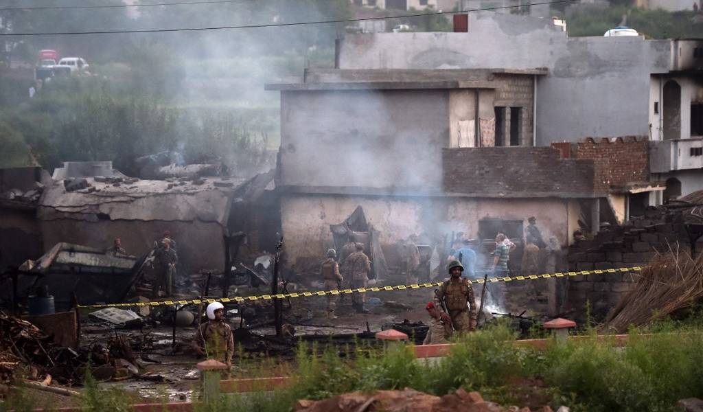 Mueren al menos 17 personas tras caer avión en Pakistán