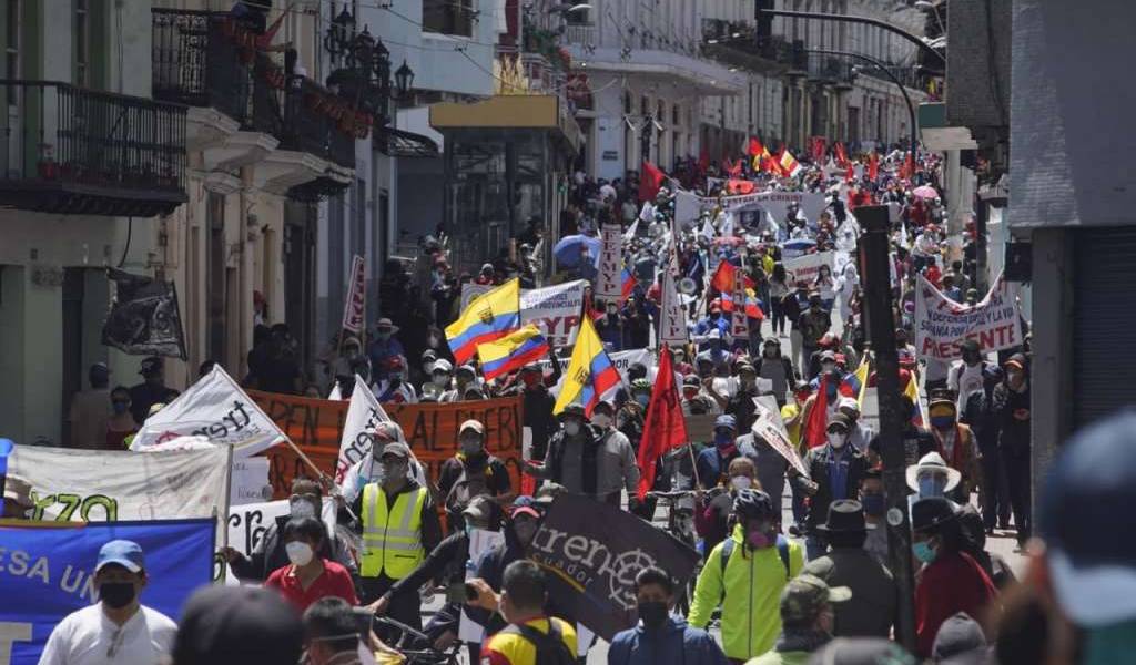 Marchas en Quito y Guayaquil contra medidas económicas, reformas laborales y el cierre de varias empresas públicas