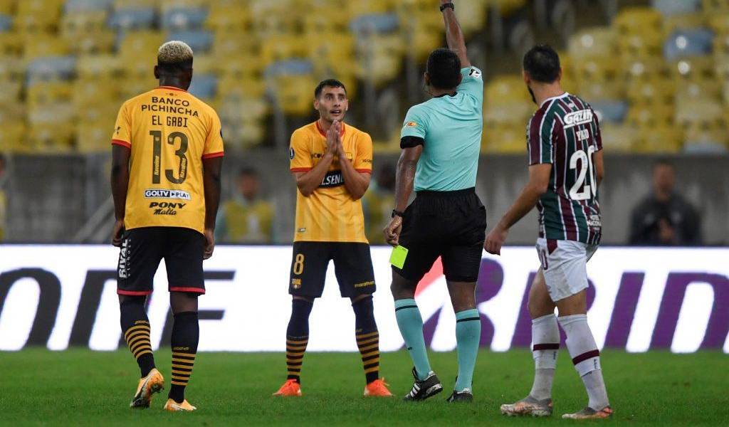 Emmanuel Martínez será baja ante Fluminense por doble tarjeta amarilla