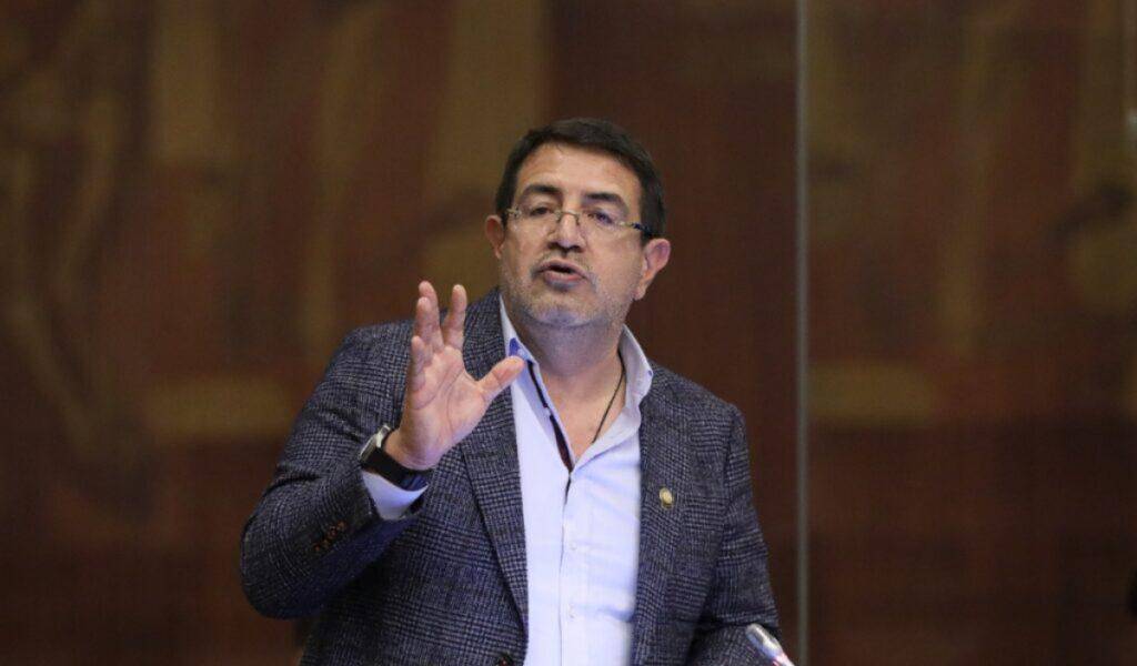 Santiago Díaz: del espionaje estatal a prófugo de la justicia por violación a menor