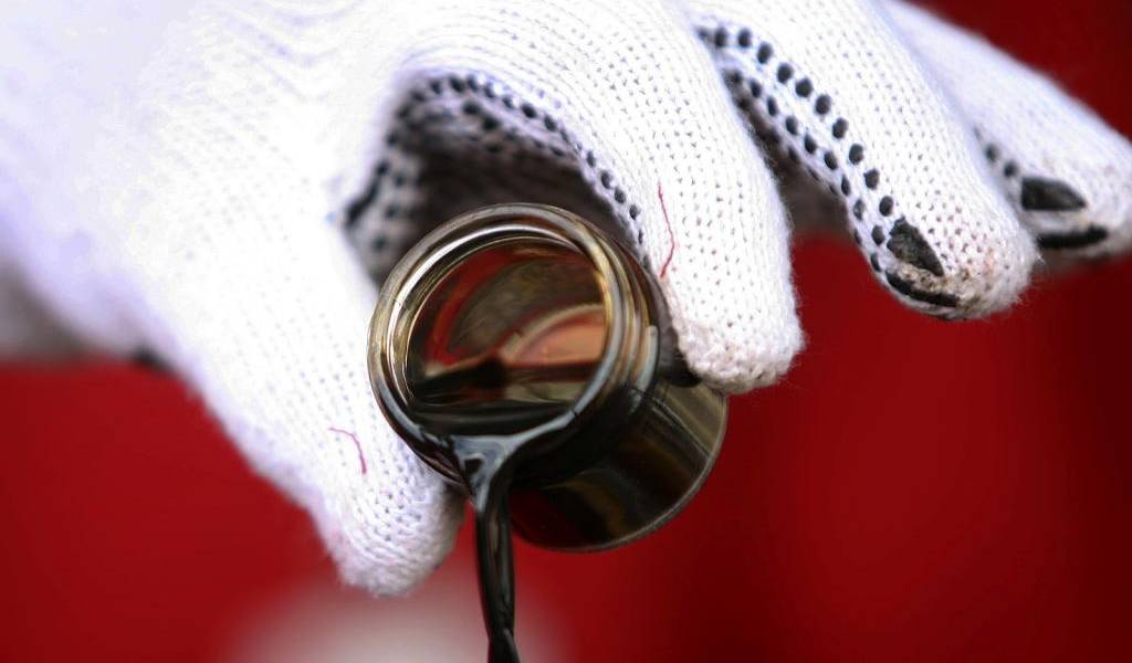 El petróleo de Texas se desploma un 6,71% y cierra por debajo de 27 dólares