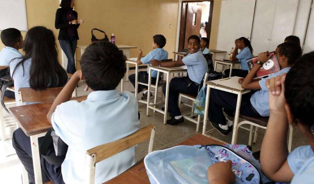 Maestros del sistema de educación pública vuelven a cobrar todo su sueldo