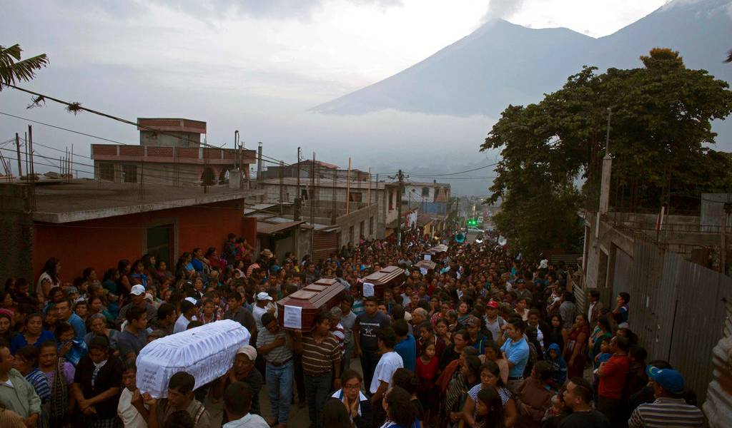 Sube a 69 los muertos por erupción del volcán de Fuego