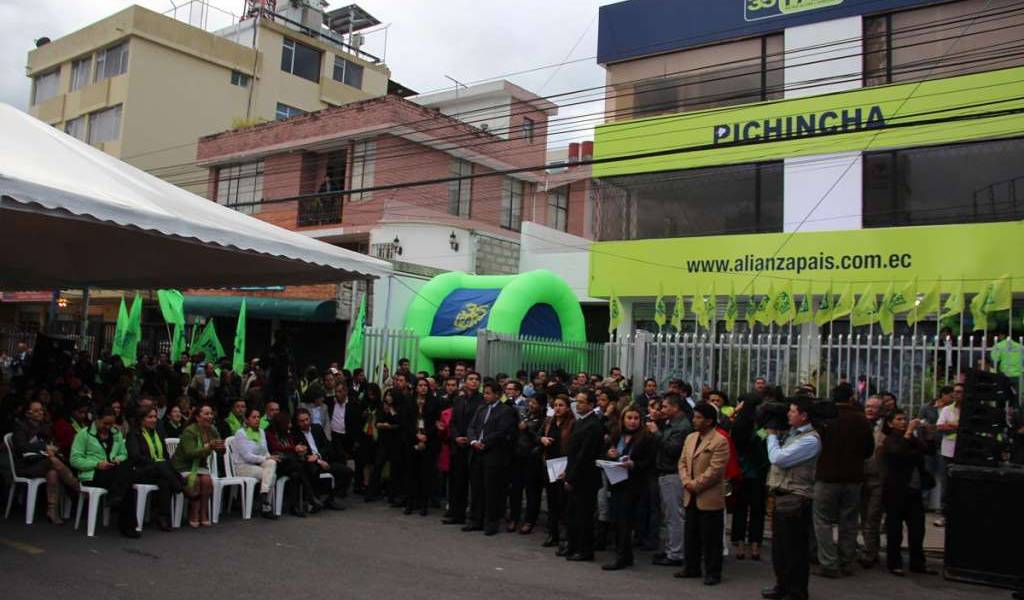 Denuncian doble contabilidad en campaña de Correa